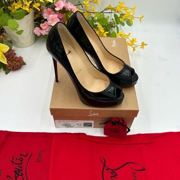 SOLD!!! Christian Louboutin new very Prive patent pumps size 35.5 made in Italy. - Picture 1 of 10